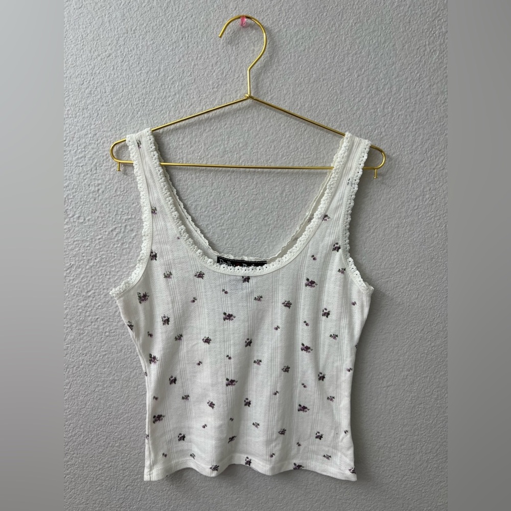 Polly & Esther, Size M, a white tank top with small purple flowers